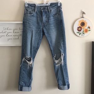 Cropped Levi’s jeans
